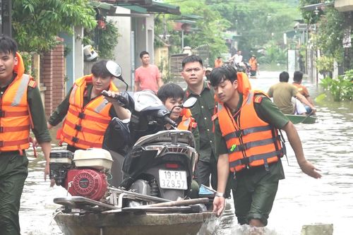 Huy động lực lượng giúp dân ứng phó với ngập lụt ở Hạ Hòa