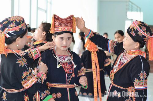 Sắc màu trang phục dân tộc