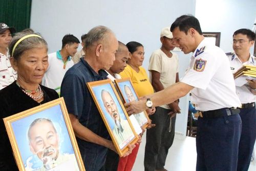 Cảnh sát biển đồng hành với người dân
