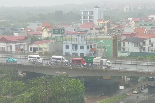 Xúc động hình ảnh ô tô nối đuôi che chắn bão cho người đi xe máy