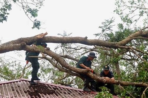 CBCS Trung tâm Huấn luyện quốc gia về phòng, chống khủng bố giúp dân khắc phục hậu quả bão số 3