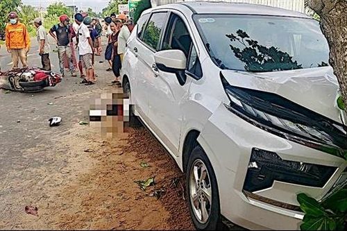 Ôtô lao vào gốc cây sau va chạm với xe máy, 1 người tử vong