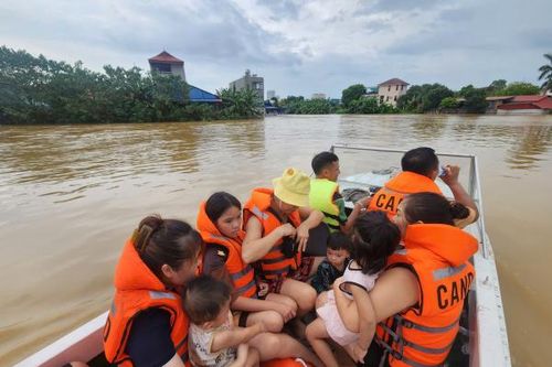 Công an Thái Nguyên hỗ trợ trẻ sơ sinh, người già yếu khỏi biển nước lũ