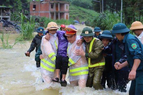 Băng lũ hỗ trợ bệnh nhân xuất huyết dạ dày đến bệnh viện