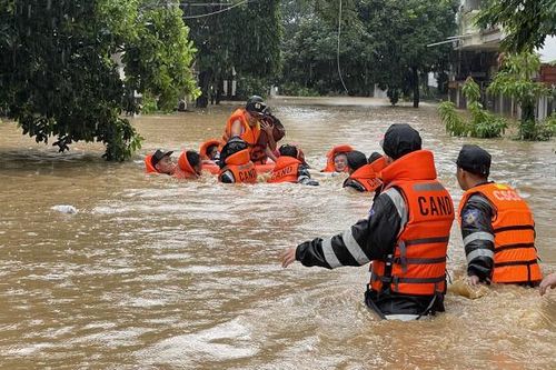 Công an tỉnh Lào Cai tiếp tục khẩn trương cứu hộ, cứu nạn người dân vùng lũ