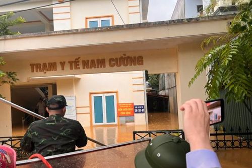 Trạm y tế ngập nước, đốt đèn dầu cấp cứu người bệnh