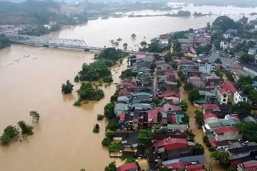 Lũ dâng cao, cấm lưu thông qua cầu Yên Bái