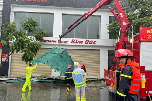 Công an Quảng Ninh tích cực khắc phục hậu quả sau bão
