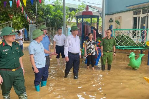 Bí thư Tỉnh ủy Trần Hồng Minh kiểm tra công tác khắc phục thiệt hại và phòng, chống bão, lũ tại Thành phố
