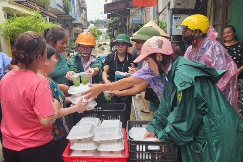 Phát 500 suất cơm cho người dân chịu ảnh hưởng do mưa lũ