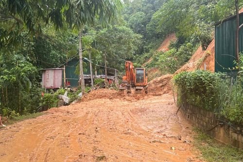 Bảo đảm an toàn giao thông cho người dân trong mưa lũ