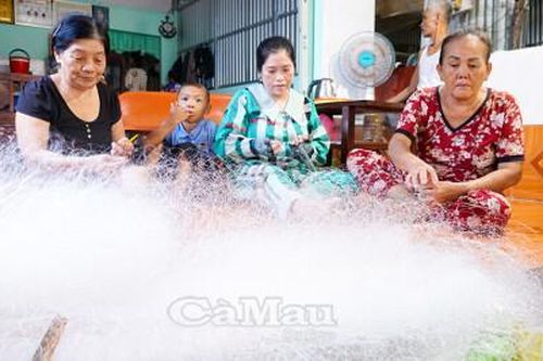 Chuyển đổi nghề, nâng cao đời sống phụ nữ dân tộc