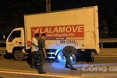 TPHCM: Xe tải cán tử vong một người đi xe máy trên cầu Bình Phú