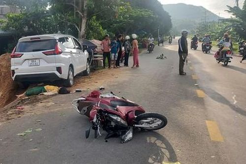 Ôtô va chạm xe máy, cô gái tử vong trên đường đi làm