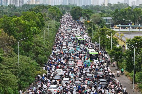 Đại lộ Thăng Long ùn tắc nghiêm trọng, đi làm từ 7h sáng vẫn không tránh được