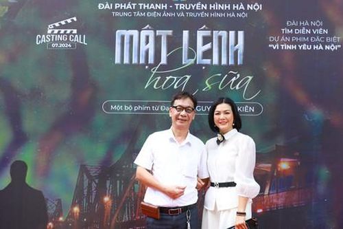 'Mật lệnh hoa sữa' vì tình yêu Hà Nội