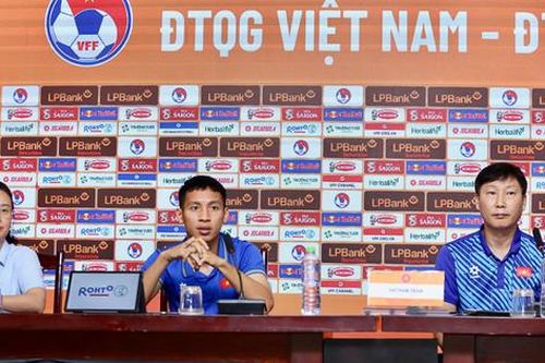 HLV Kim Sang-sik và các học trò quyết tâm đánh bại Thái Lan