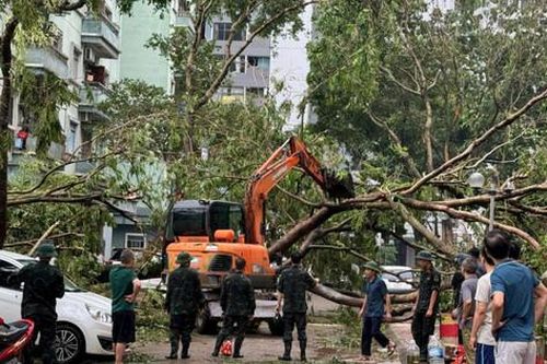 Hoàng Mai khen thưởng 24 tập thể xuất sắc trong phòng, chống và khắc phục hậu quả bão số 3