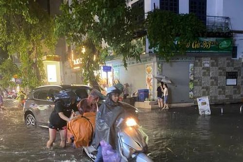 Hà Nội: Mưa lớn tại nhiều khu vực, nước dềnh cao