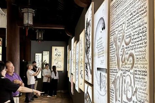 'Nghiên bút còn thơm': 'Bản giao hưởng' của thư pháp và ánh sáng