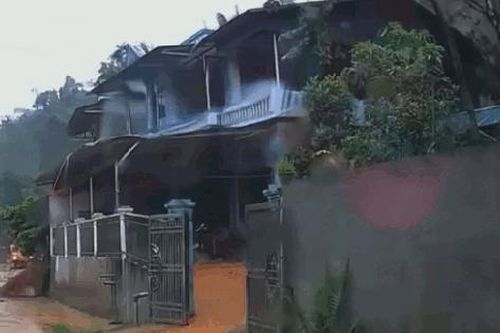 Khoảnh khắc vụ sạt lở khiến ngôi nhà 2 tầng đổ sập ở Bắc Kạn