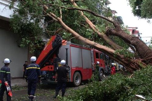Hà Nội: Đường phố vẫn ngổn ngang, giao thông ùn tắc nghiêm trọng sau bão số 3