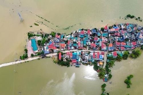 Ngoại thành Hà Nội ngập sâu, người dân phải bơi thuyền trên tỉnh lộ