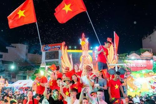 Màn 'khởi động' Trung thu với hơn 70 mô hình đèn khổng lồ của người dân Tuyên Quang