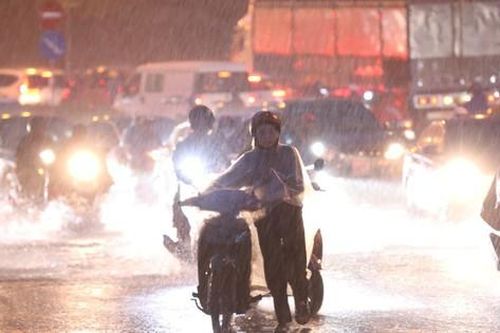 Mưa xối xả, sấm chớp dữ dội, người Hà Nội 'đánh vật' giữa biển nước mênh mông để về nhà giờ tan tầm