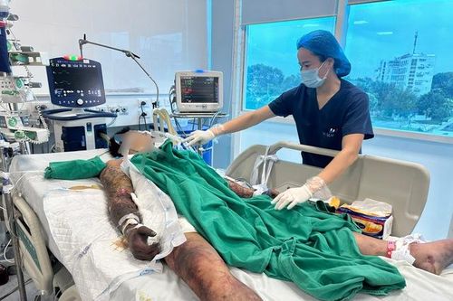 Mùng 1 ăn tiết canh lấy may không ngờ toàn thân tím đen phải lọc máu