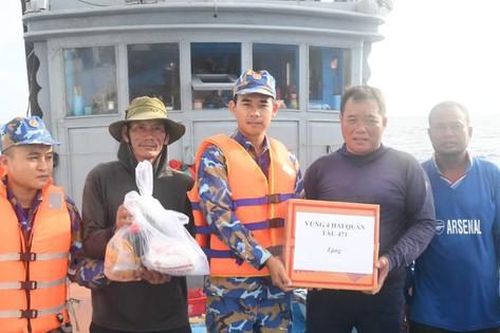 Hết lương thực khi đang trên biển, 14 ngư dân được tàu Hải quân hỗ trợ