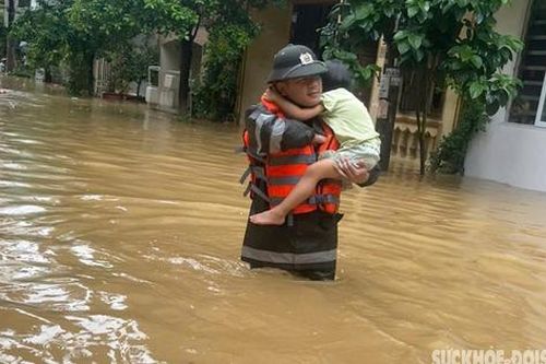 Hàng trăm Cảnh sát Cơ động giúp dân thoát khỏi vùng lũ tại thành phố Lào Cai