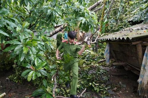 Tuổi trẻ Công an tỉnh Hòa Bình hỗ trợ nhân dân khắp phục hậu quả sau bão số 3
