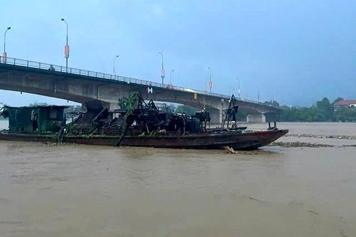 Đã cứu hộ thành công 2 tàu vận tải trôi dạt trên sông Hồng trong lũ lớn