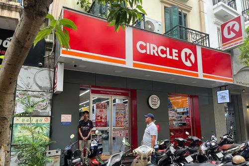 Tên cướp gây án ở cửa hàng tiện ích manh động như thế nào?