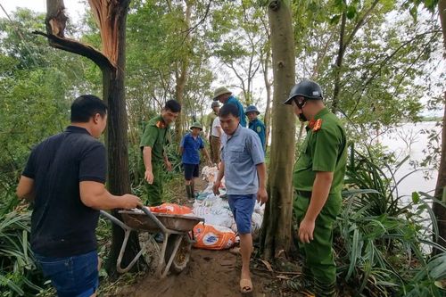 Công An huyện Sóc Sơn giúp dân chắn lũ