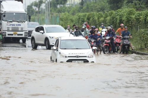 Hà Nội: Cấm phương tiện đi vào đường gom Đại lộ Thăng Long do ngập