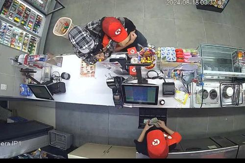 Cận cảnh đối tượng 2 lần dùng hung khí đe dọa cướp tiền trong cửa hàng tiện ích