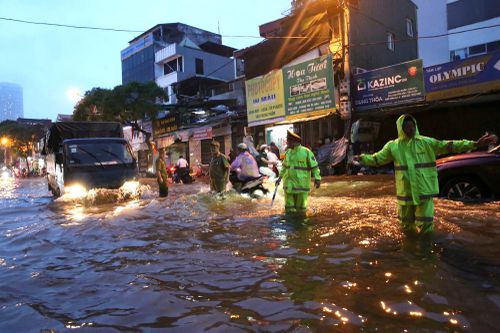 Lực lượng Công an Hà Đông dầm mưa, làm 'cọc tiêu sống' trong đêm