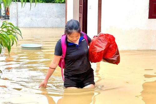 Nước lũ dâng cao, gần 350 người dân ở Sóc Sơn lâm cảnh không điện, nước