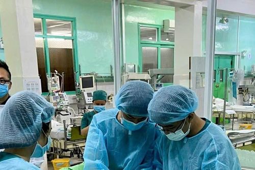 Cứu sống bệnh nhi người nước ngoài bị sốc tim