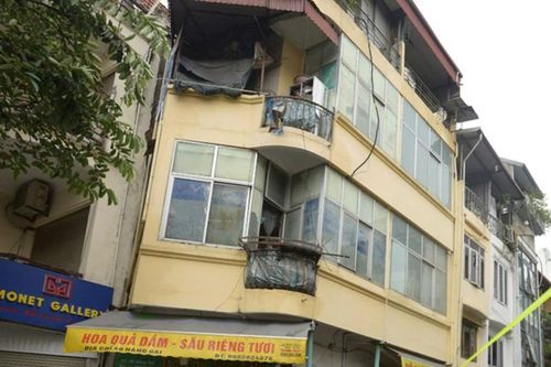 Hà Nội: Phong tỏa ngôi nhà 3 tầng bị nghiêng sau bão Yagi