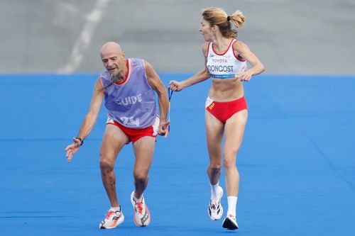 VĐV Paralympic bị tước huy chương vì buông dây người dẫn đường