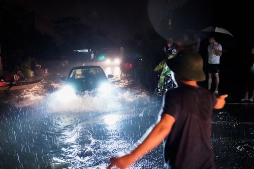 Ôtô, xe máy chật vật di chuyển khi Hà Nội ngập nước