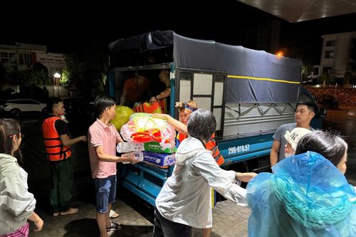 Trắng đêm mang áo phao, thuyền máy hướng về Thái Nguyên, Yên Bái
