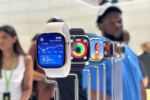 Trên tay Apple Watch Series 10: Mỏng, nhẹ và sáng hơn thế hệ cũ