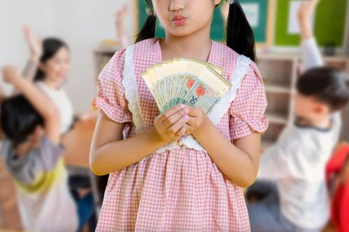 Nữ sinh 11 tuổi phát tiền cho các bạn cùng lớp