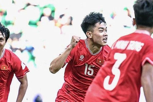 U22 Việt Nam hạ Malaysia dù chơi thiếu người