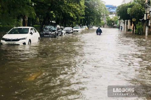 Thành phố Nam Định ngập sâu sau trận mưa lịch sử