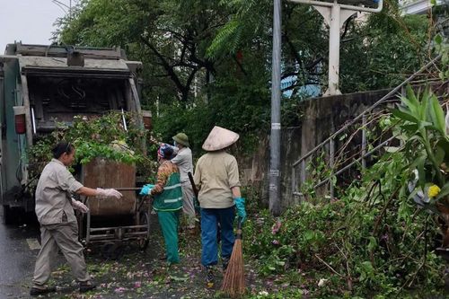 Công nhân môi trường đẩy mạnh dọn dẹp rác thải sau bão số 3